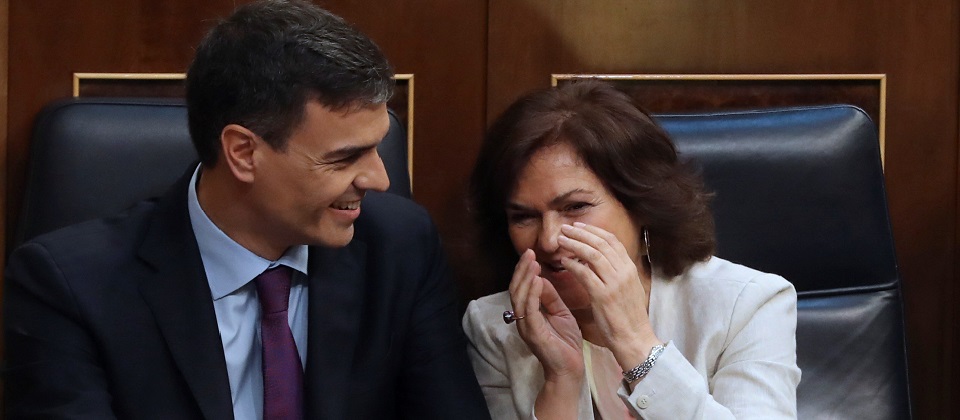 Pedro Sánchez y Carmen Calvo conversan en el Congreso.