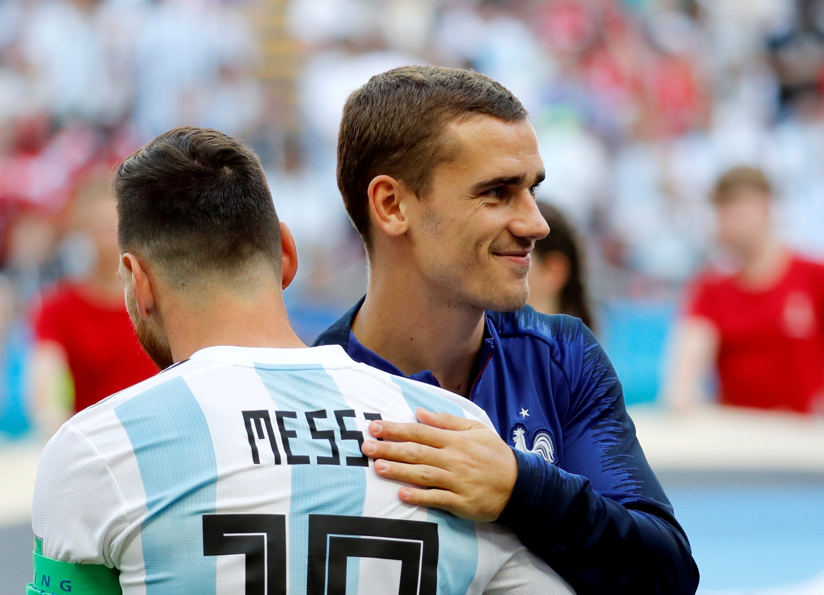 Messi y Griezmann, saludándose antes del comienzo del partido.