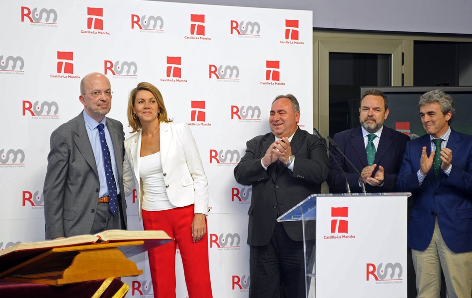 Ignacio Villa con María Dolores de Copedal en su toma de posesión como director general de RTV Castilla-La Mancha en julio 2011. 