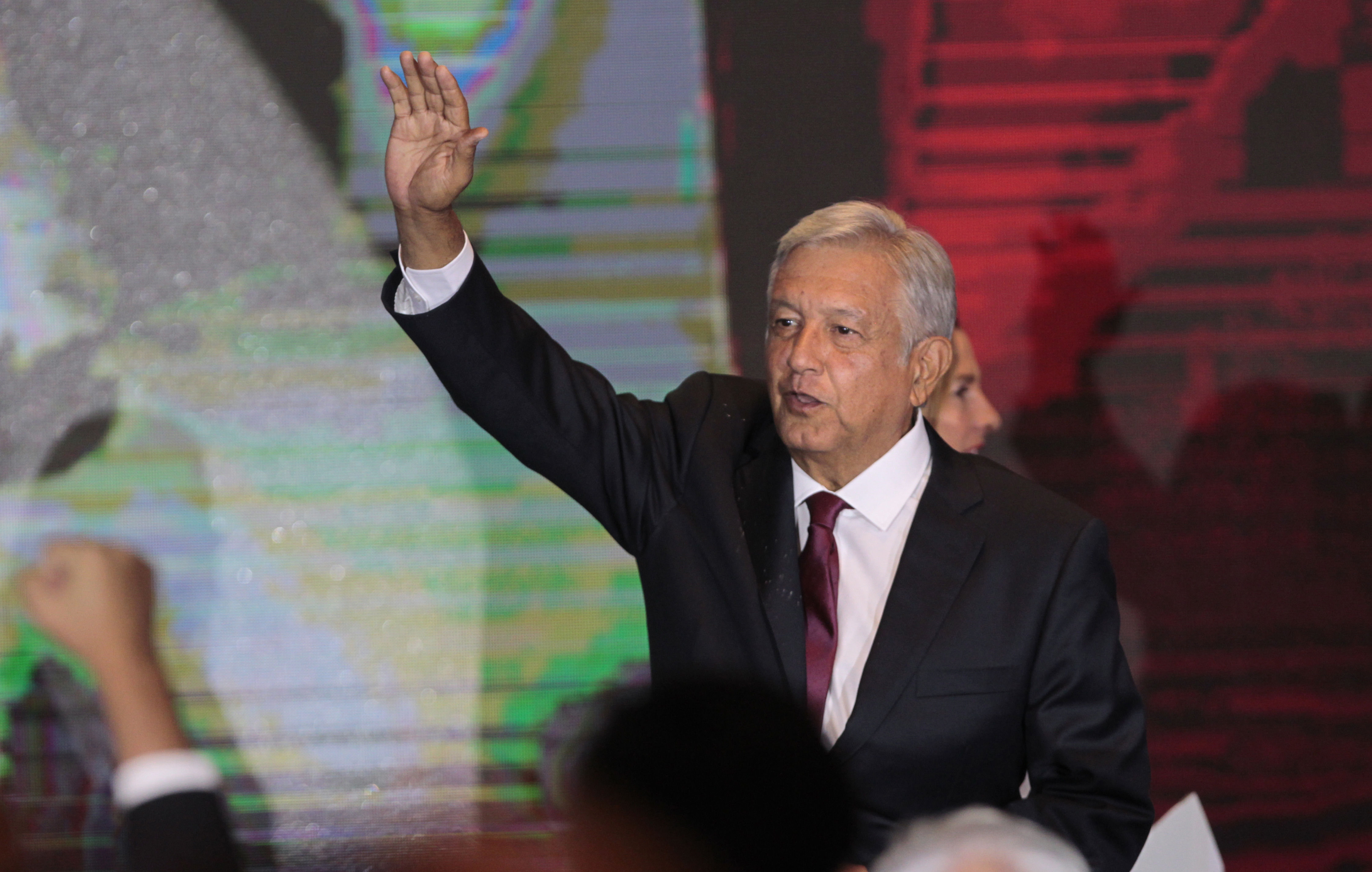 El líder izquierdista Andrés Manuel López Obrador, de Movimiento Regeneración Nacional (Morena), saluda a sus seguidores. 