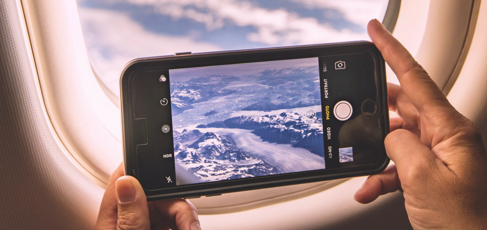 Un pasajero hace una fotografía desde un avión 