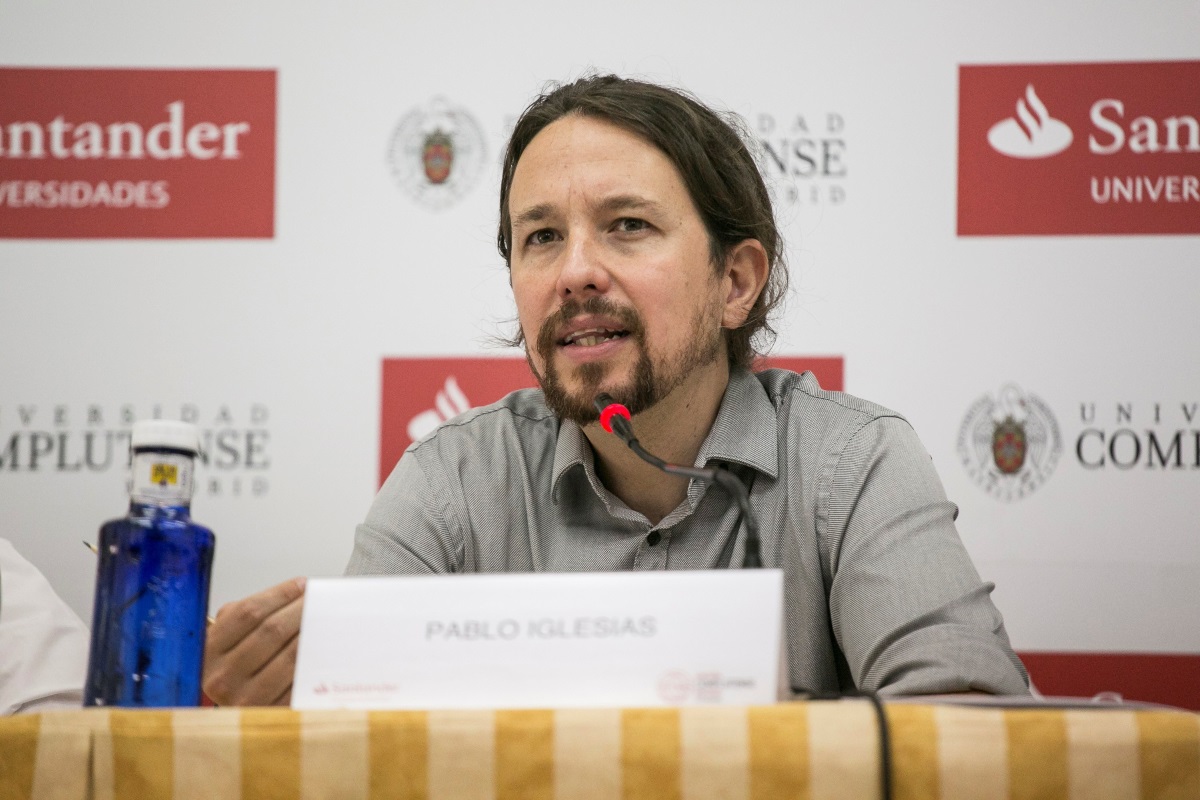 El secretario general de Podemos, Pablo Iglesias (d), durante su participación en un curso de verano de la Universidad Complutense