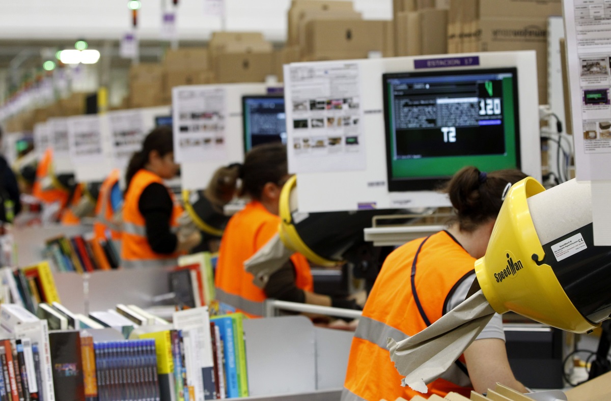 Trabajadores de Amazon en el centro logístico de esta empresa en España, en San Fernando de Henares. 