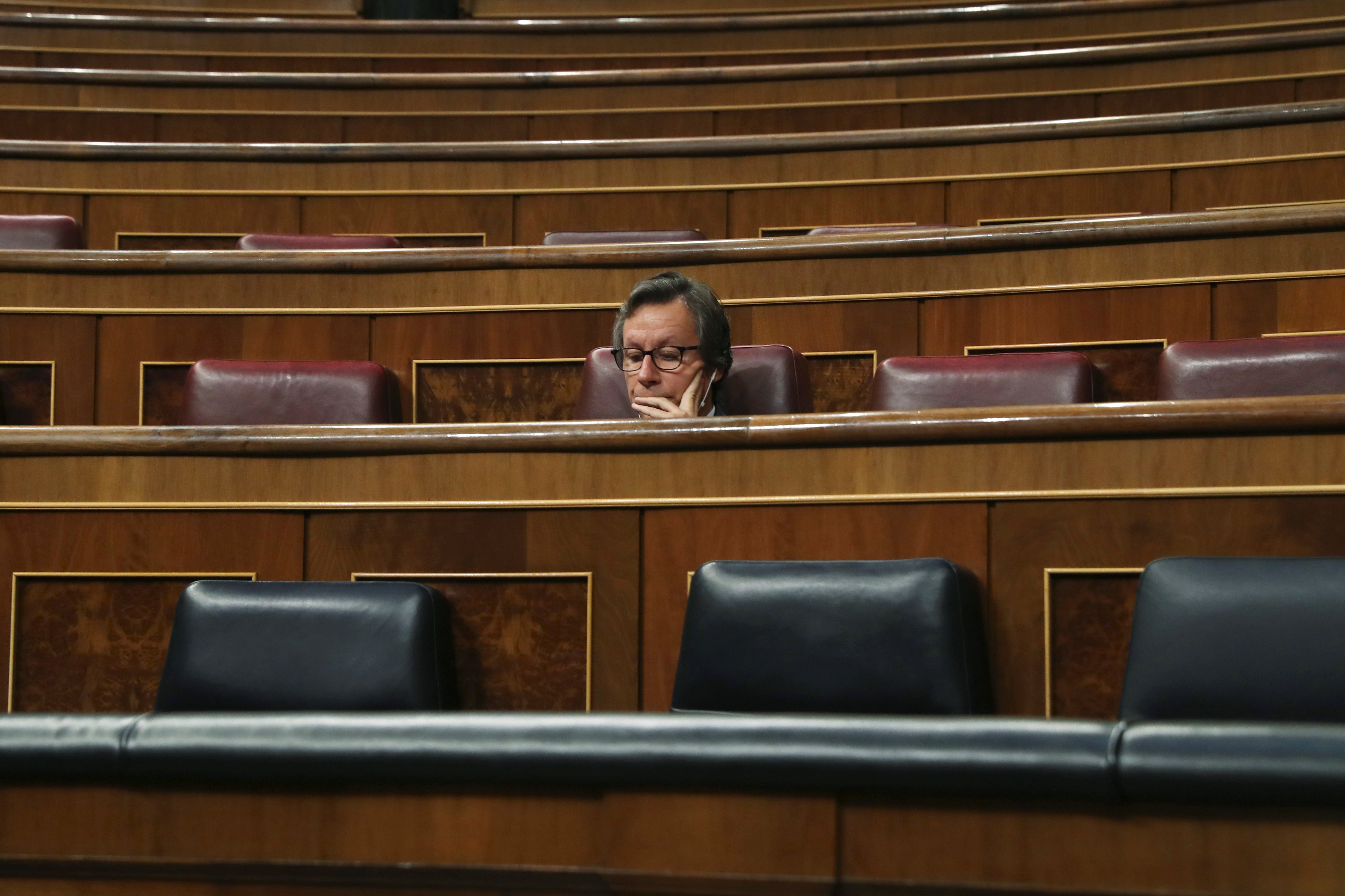 El diputado del PP Carlos Floriano, en su escaño del Cogreso de los Diputados