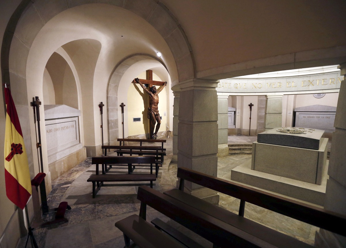 Interior de la cripta del Monumento a los Caidos en Pamplona