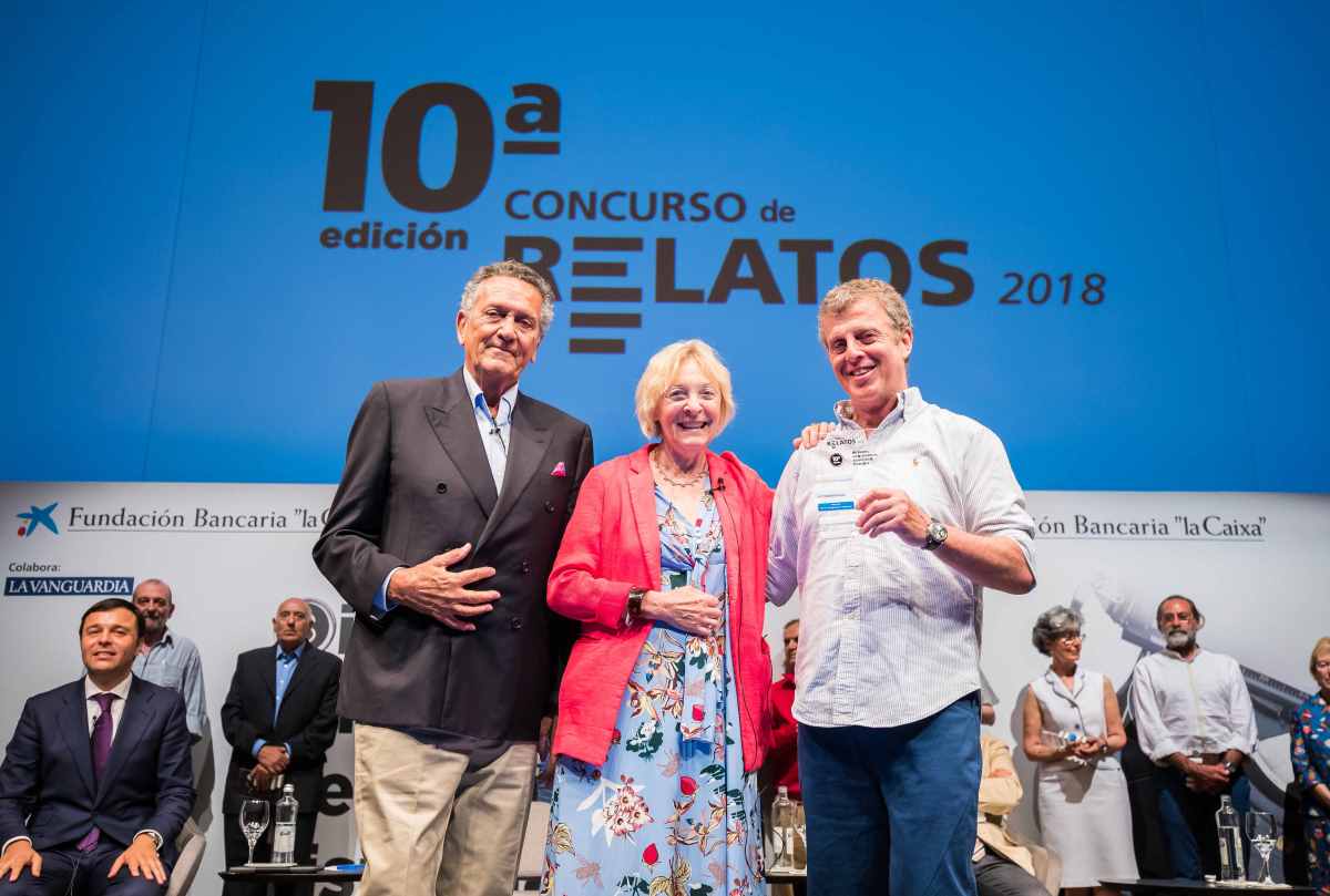 Fernando Schwartz y Soledad Puértolas junto a Hernán Morgenstern, ganador del concurso de relatos