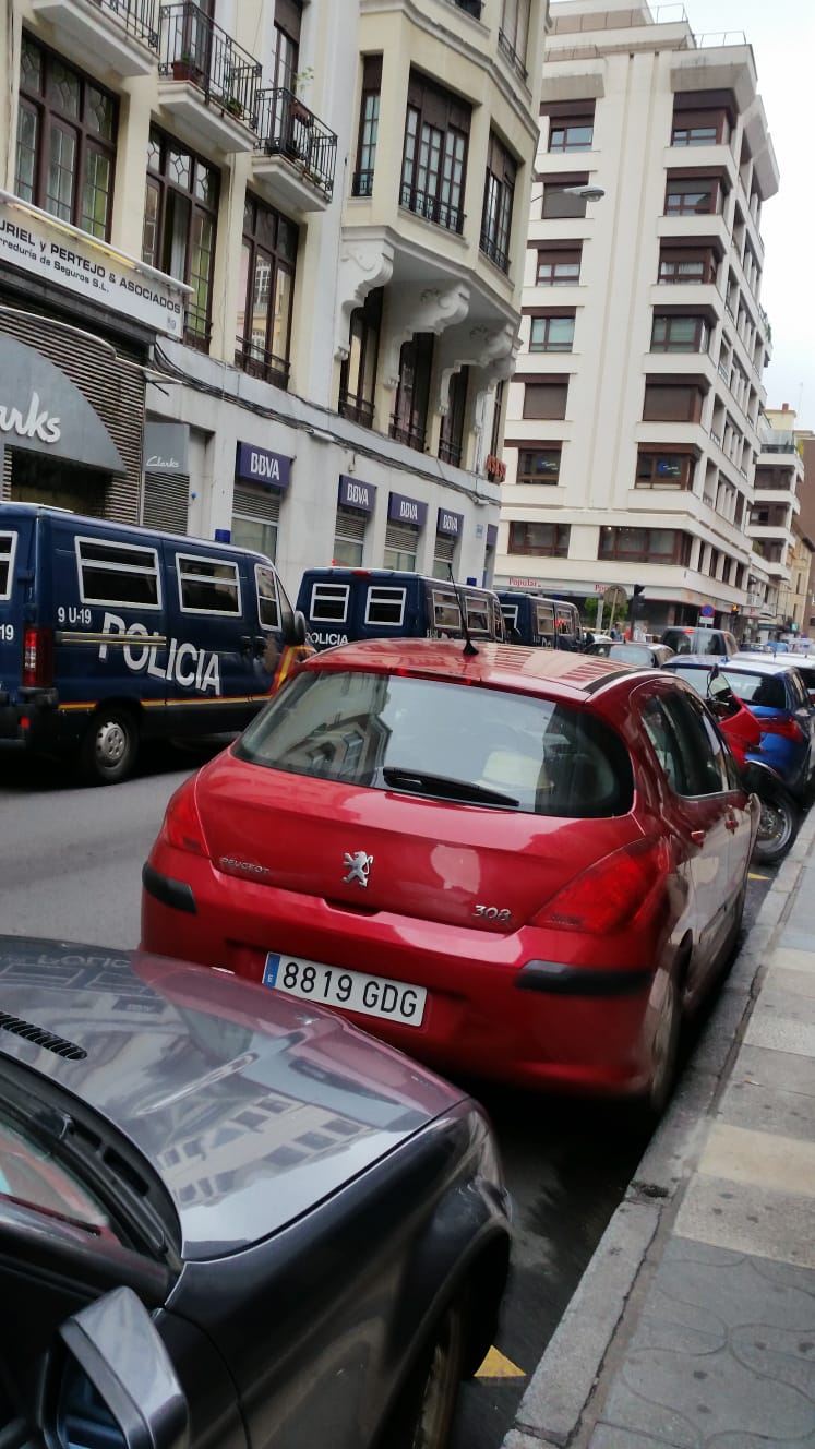 Furgones de la Policía Nacional en la puerta atrás del Ayuntamiento de León en la Operación Enredadera. 