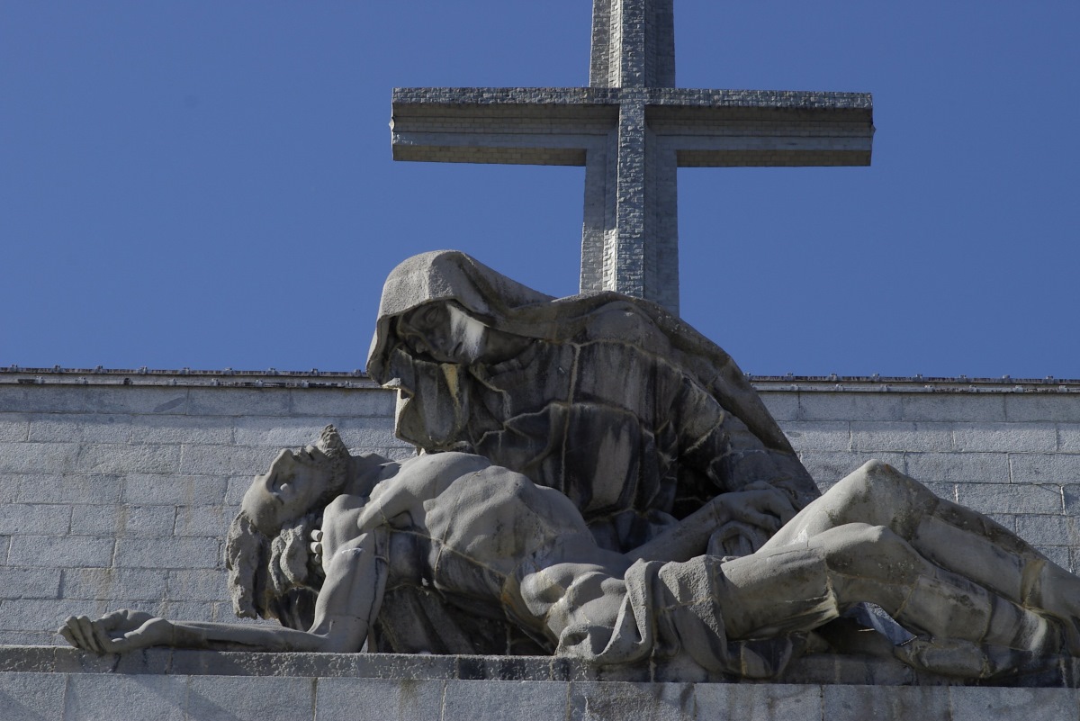 Estatua de la Virgen y Cristo yacente en el Valle de los Caídos.