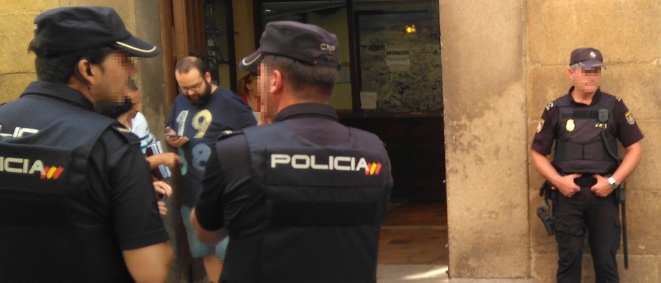 Agentes del Cuerpo Nacional de Policía durante los registros de la "Operación Enredadera"