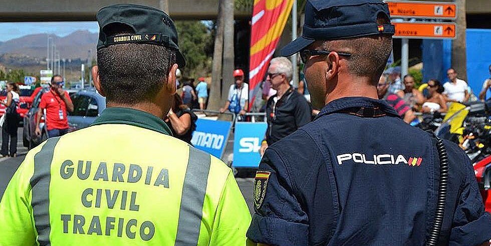 Un agente de la Guardia Civill junto a un policía