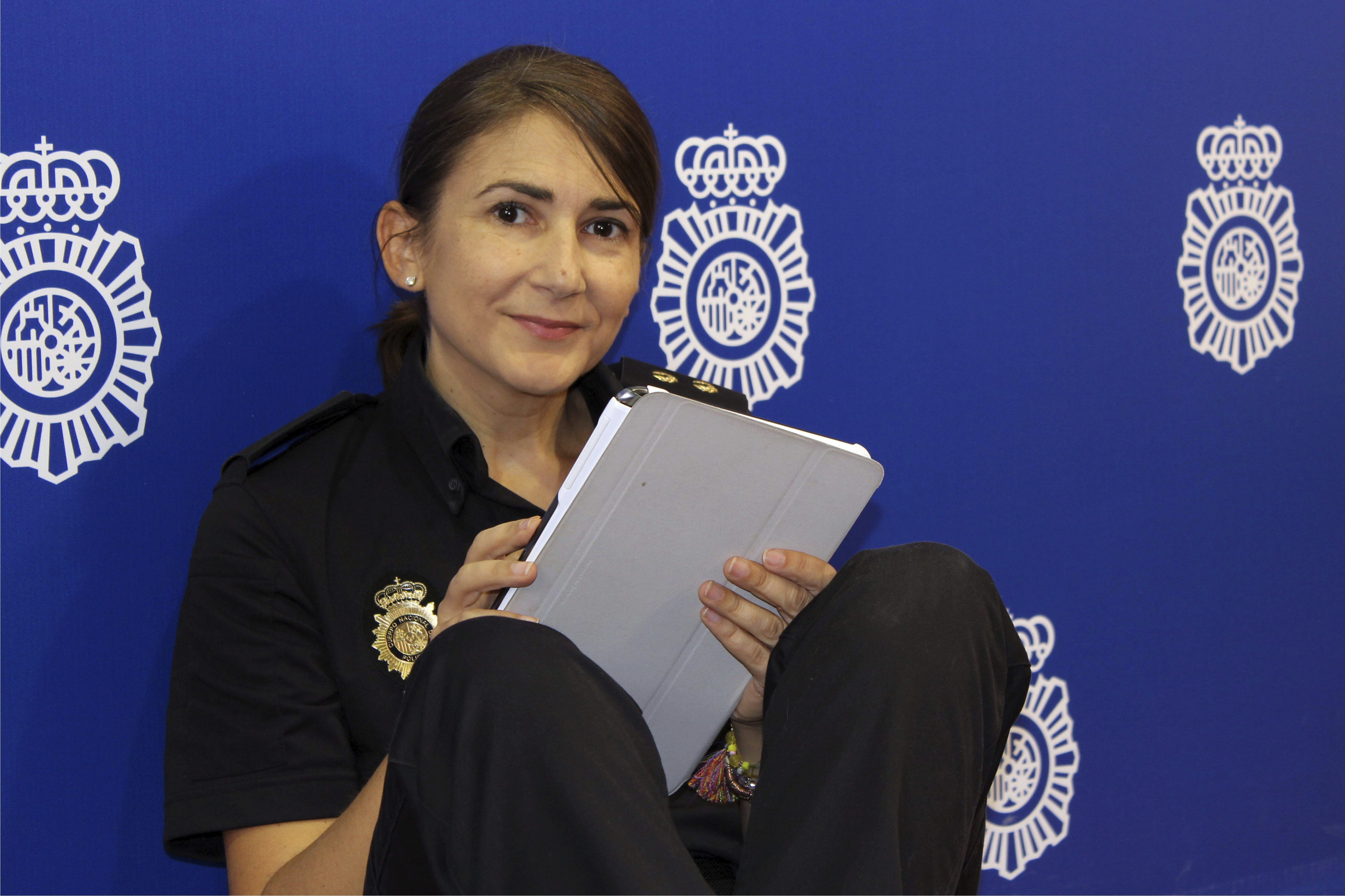 Fotografía facilitada por la Policía Nacional de la inspectora Carolina González cuando fue nombra como su community manager y responsable de redes sociales.