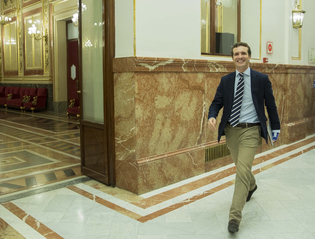 Pablo Casado en los pasillos del Congreso de los Diputados