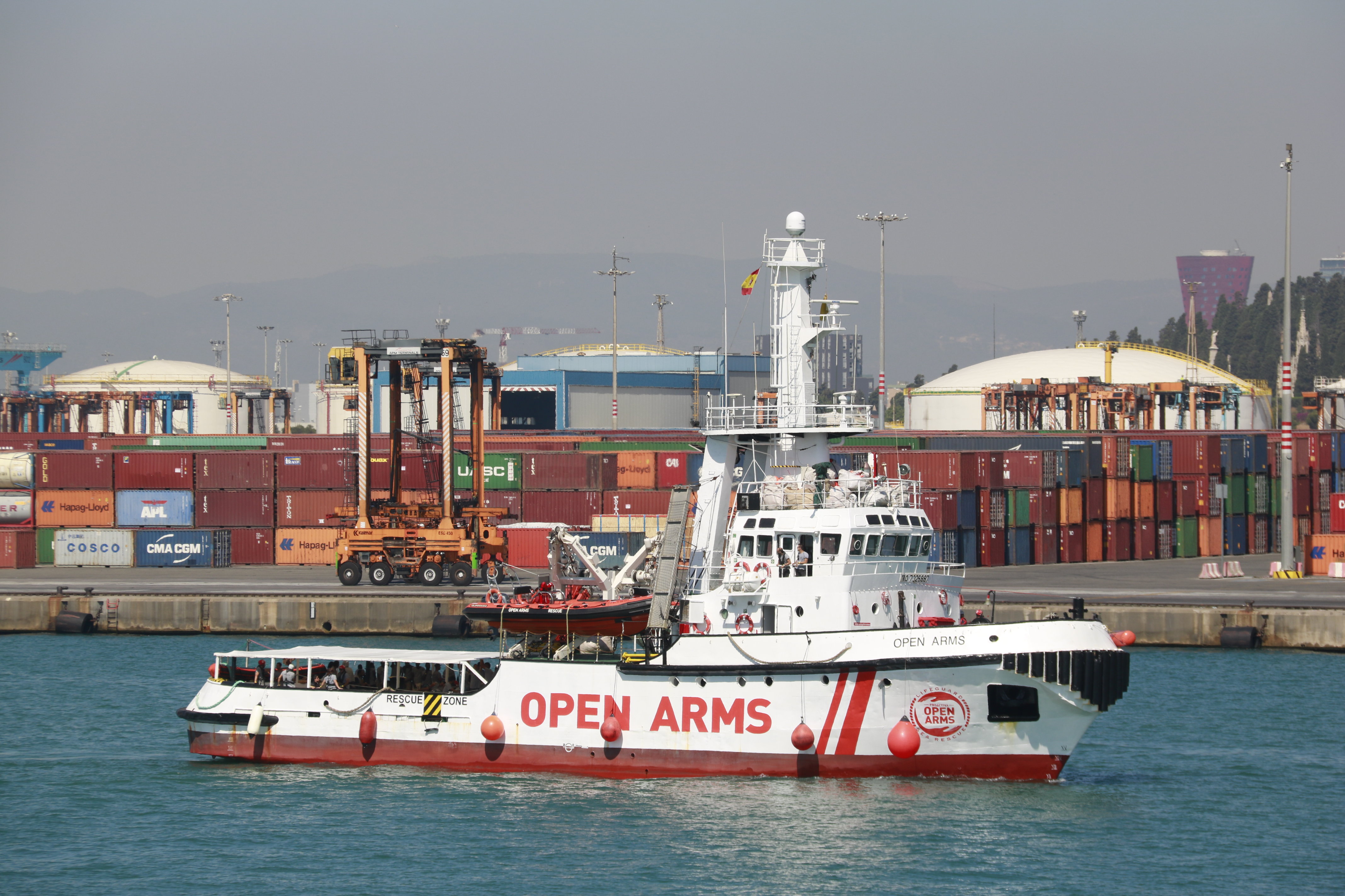El barco de Open Arms con los 60 inmigrantes rescatados en la costa de Libia durante su llegada al Puerto de Barcelona