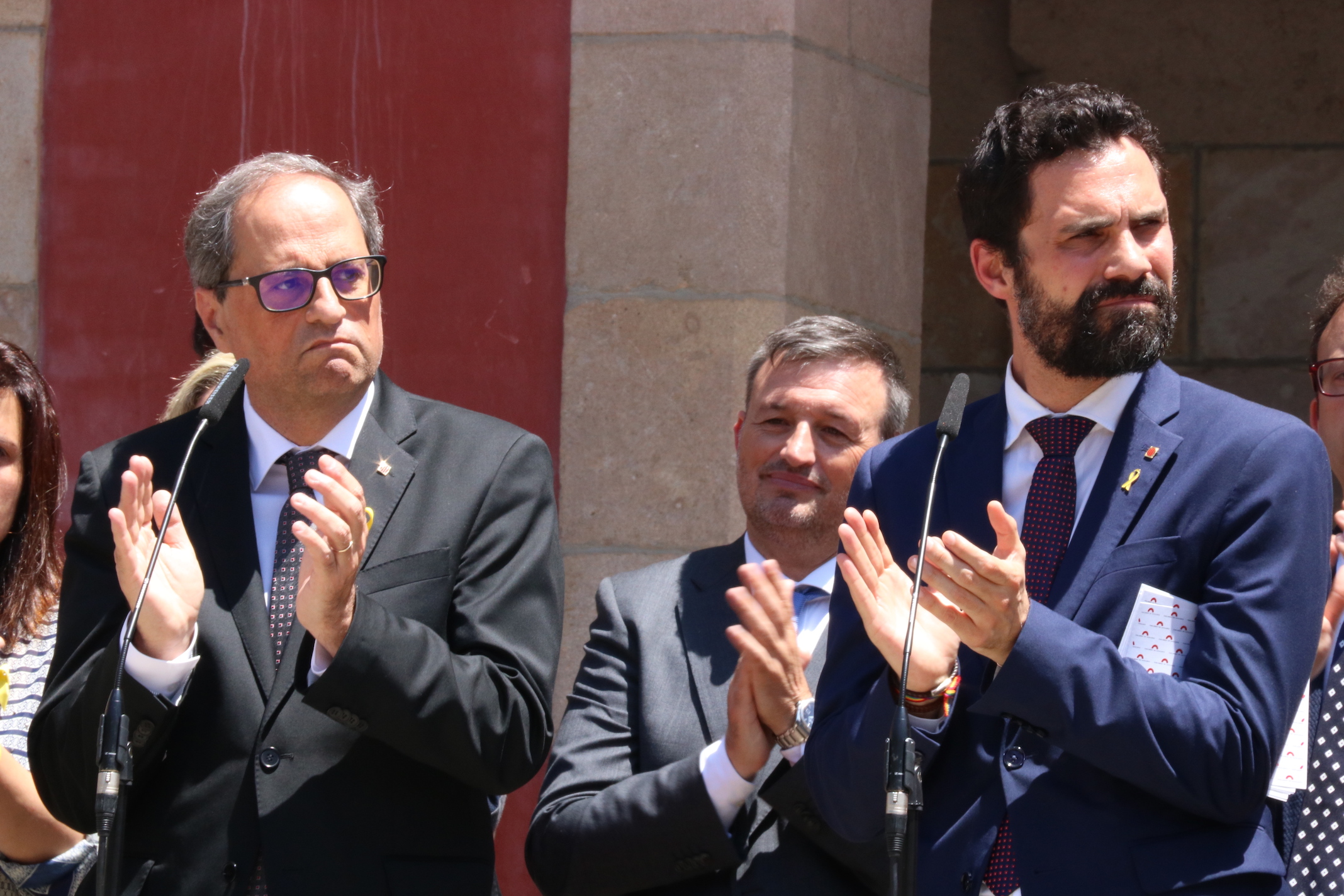 QuimTorra y Roger Torrent aplauden después de reclamar la libertad de los políticos presos.