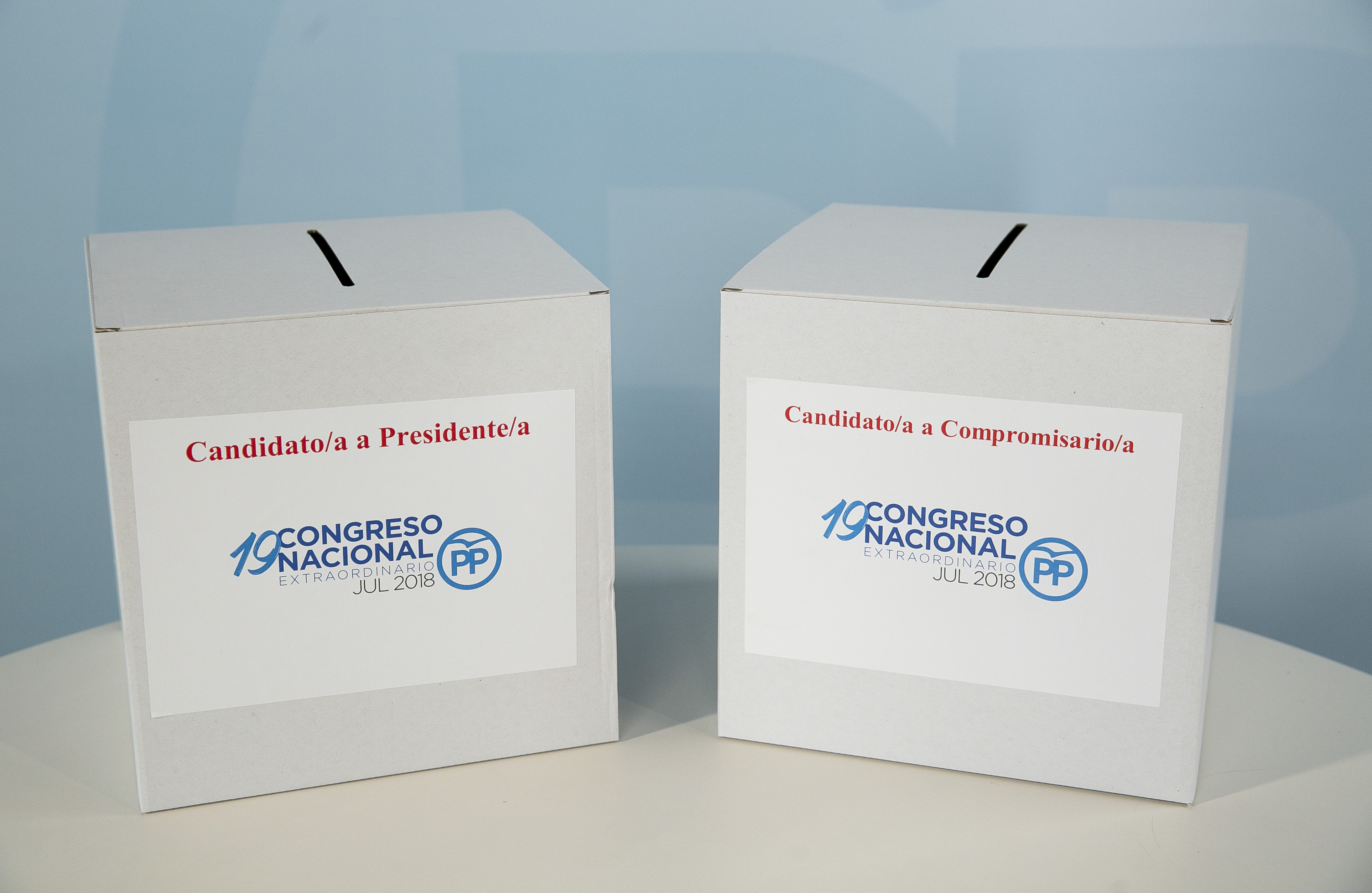 Urnas de votación de las primarias del PP, una de elección de candidatos y otra de elección de compromisarios