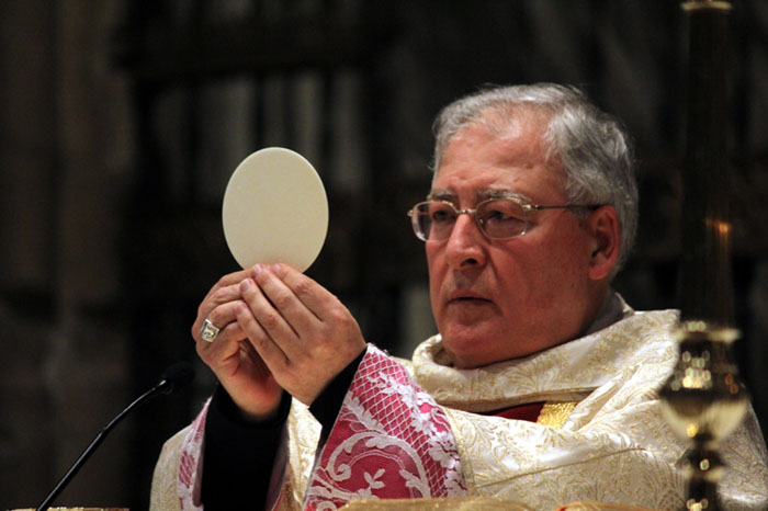 El obispo de Alcalá de Henares oficiando misa. 