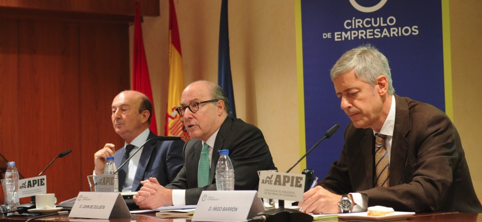 El responsable del barómetro, Miguel Iraburu, y los presidentes del Círculo, John de Zulueta, y de APIE, Iñigo de Barrón