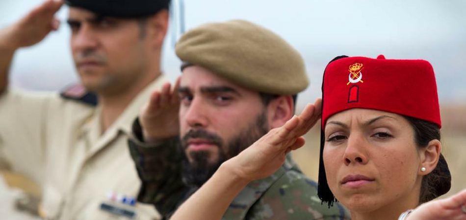 Tres militares del Ejército de Tierra hacen el saludo militar