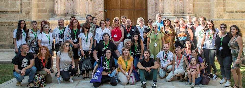 Foto de familia tras la exposición de la iniciativa de Podemos de protección de animales.