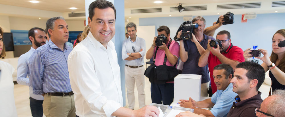 Juanma Moreno votando en las primarias del PP.