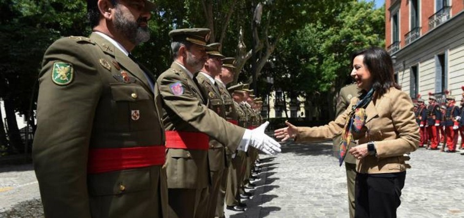 La ministra de Defensa, Margarita Robles, pasa revista en el Cuartel General del Ejército