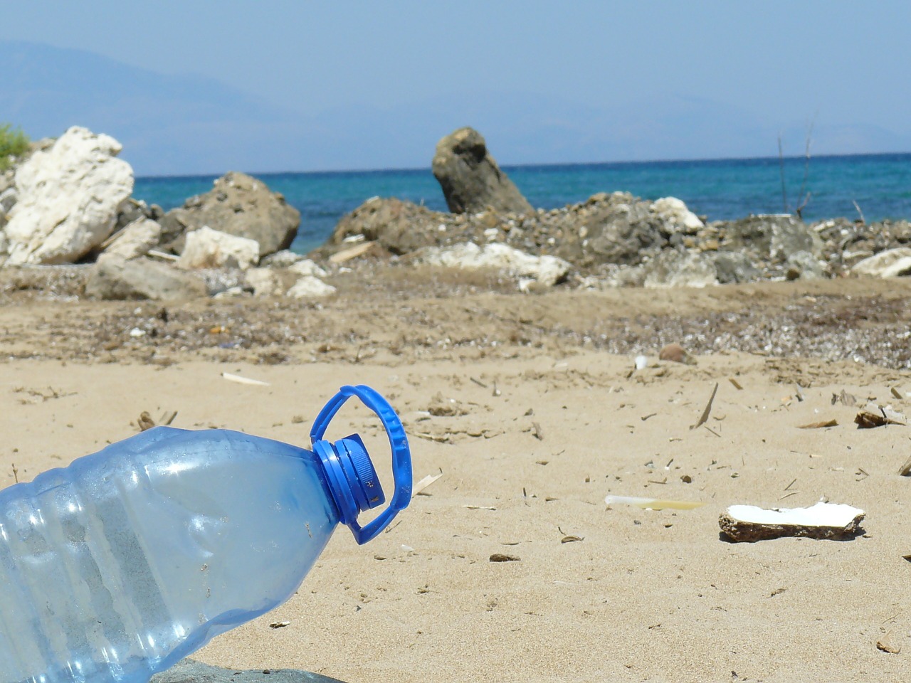 Botella de plástico en una playa 