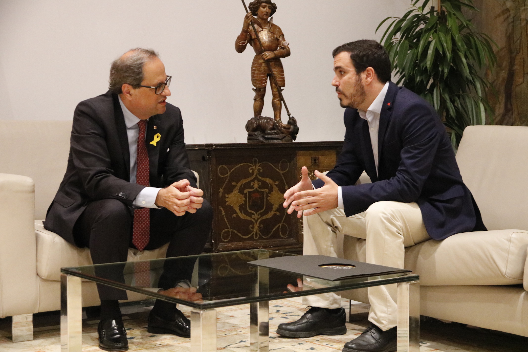 El presidente de la Generalitat, Quim Torra, con el coordinador federal de IU, Alberto Garzón, en la Generalitat.