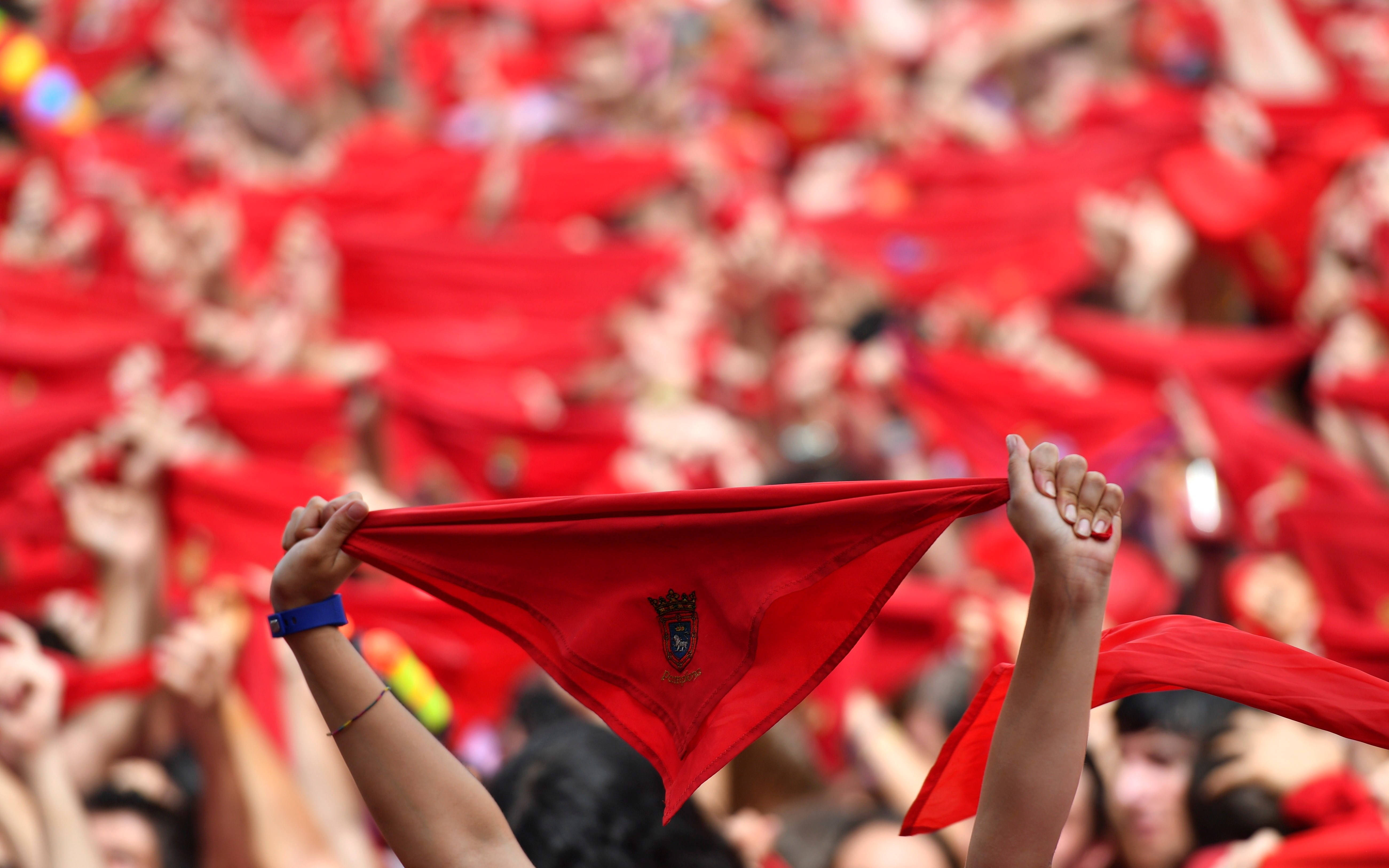 La plaza del Ayuntamiento de Pamplona durante el chupinazo en Sanfermines