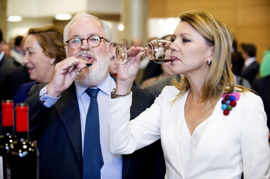 El eurodiputado Miguel Arias Cañete y María Dolores de Cospedal en una cumbre internacional sobre el vino.