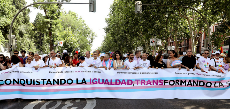 El ministro del Interior, Fernando Grande-Marlaska (c), en la cabecera de la manifestación del Orgullo