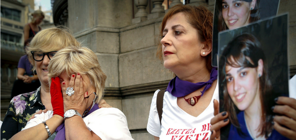 Cientos de personas en un homenaje a Nagore Laffage en la plaza del Castillo de Pamplona el pasado lunes. En la imagen la madre de la joven, Asun Casasola (i)