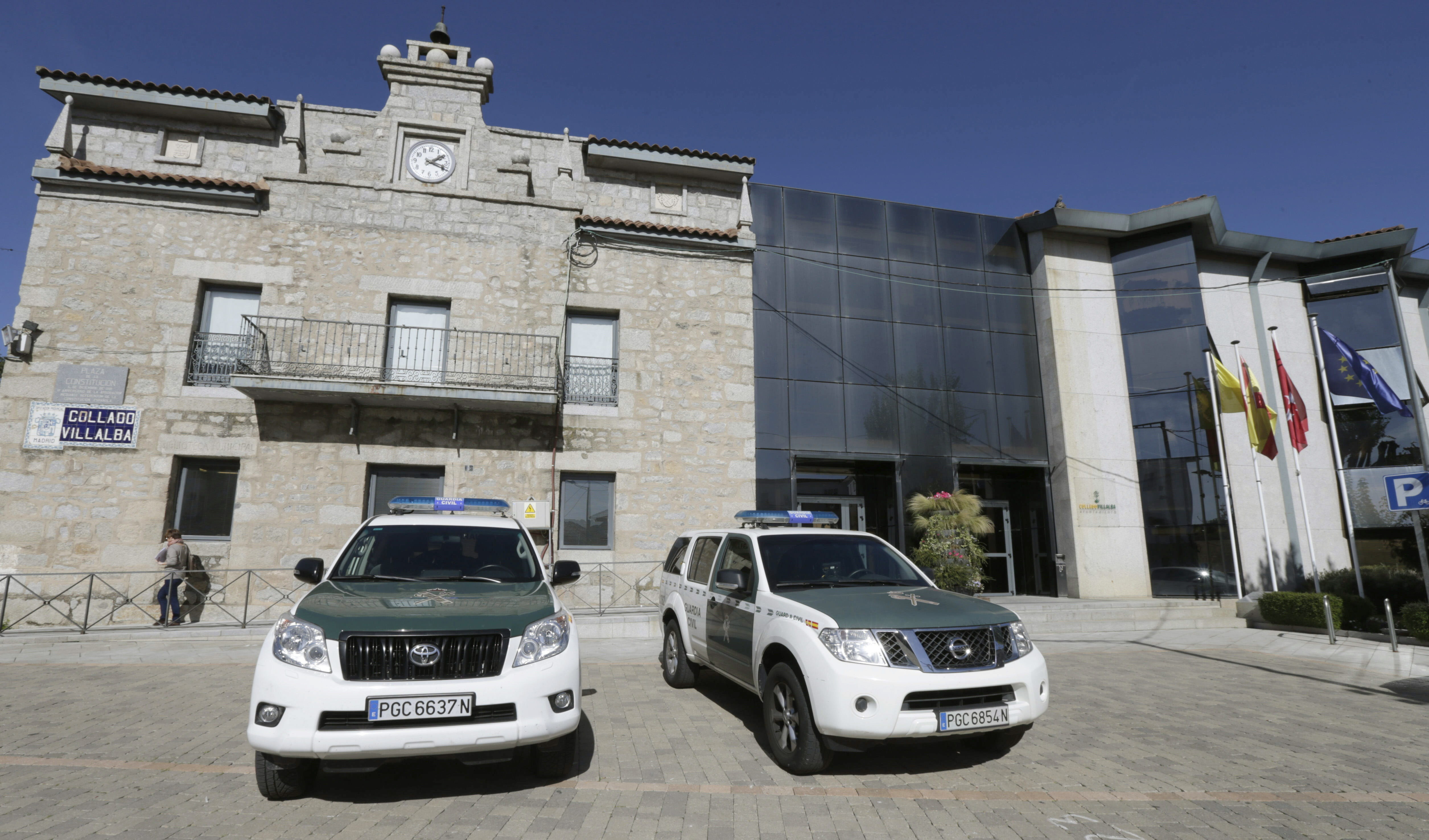 Vehículos de la Guardia Civil junto a las dependencias del Ayuntamiento madrileño de Collado Villalba. 