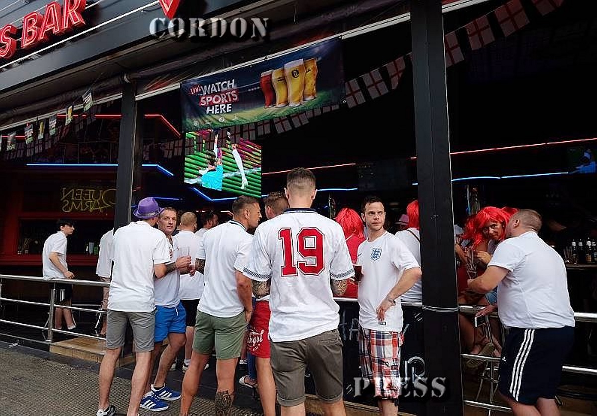 Hooligans en Benidorm celebrando el Mundial