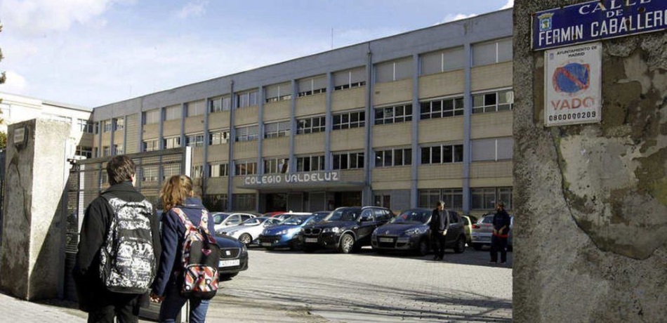 Unos alumnos caminan frente al Colegio Valdeluz