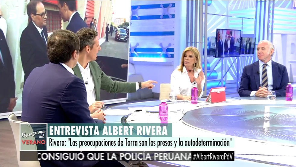 La periodista Esther Palomera entrevistando a Albert Rivera