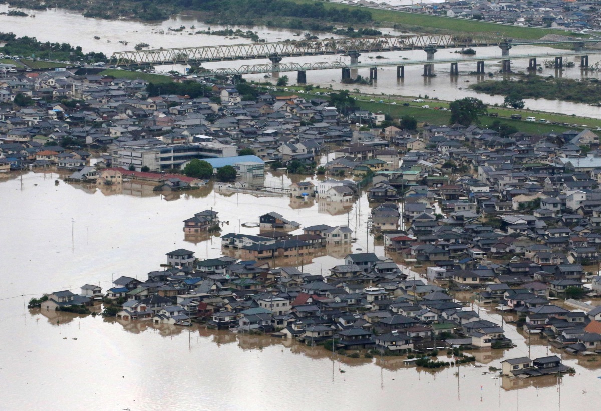 El río Takahashi inunda a su paso la población de Kurashiki, en la Prefectura de Okayama, Japón occidental.