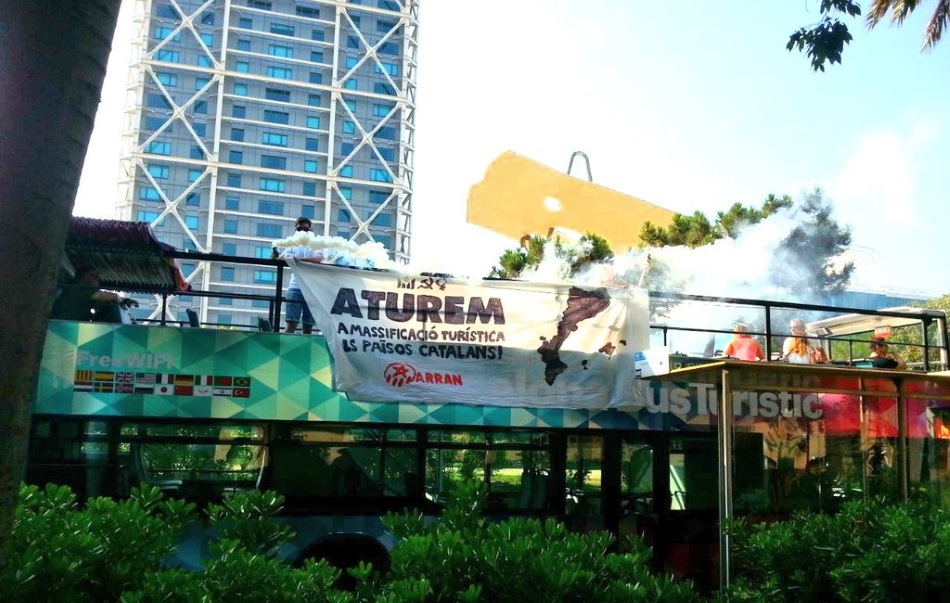 Miembros de Arran llenando de humo y protestando en un autobús turístico en Barcelona