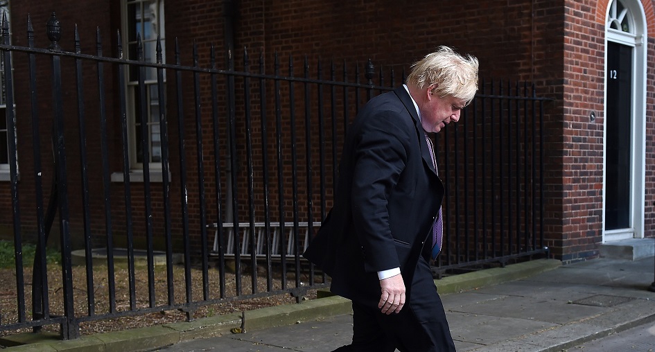 El ministro británico de Exteriores, Boris Johnson, abandona Downing Street tras el Consejo de Ministros. 