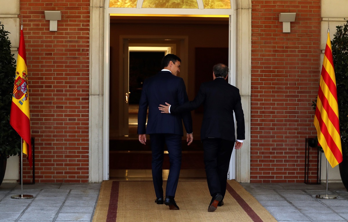 El presidente del Gobierno, Pedro Sánchez (izda), y el de la Generalitat, Quim Torra (der.) entrando al Palacio de La Moncloa