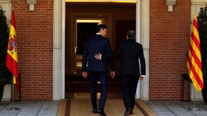 El presidente del Gobierno, Pedro Sánchez (izda), y el de la Generalitat, Quim Torra (der.) entrando al Palacio de La Moncloa