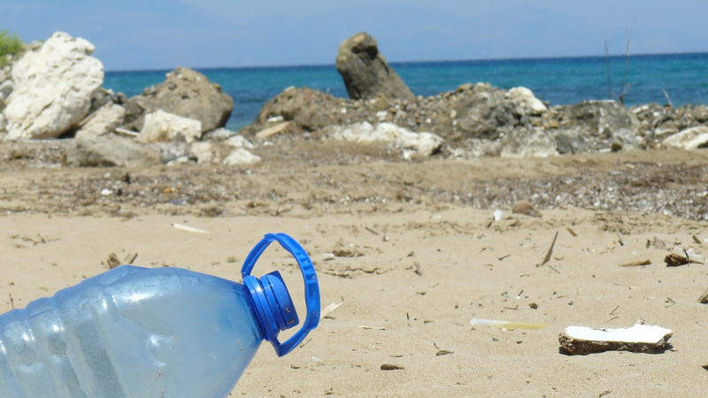 Botella de plástico en una playa 