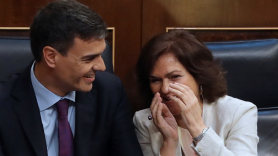 Pedro Sánchez y Carmen Calvo conversan en el Congreso.