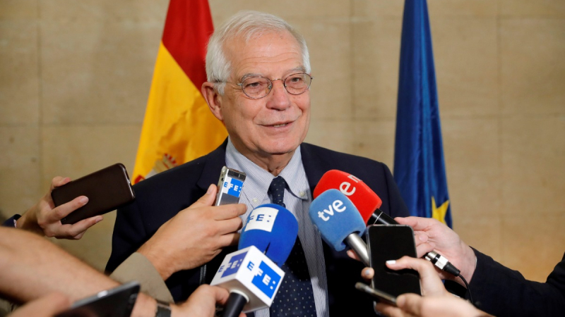 El ministro de Asuntos Exteriores, Josep Borrell, atiende a los medios en la embajada española en Rabat