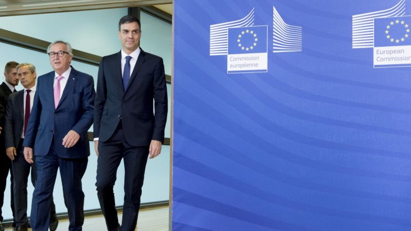 El presidente Pedro Sánchez junto con el presidente de la Comisión Europea, Jean-Claude Juncker, a su llegada al Consejo que se celebra en Bruselas