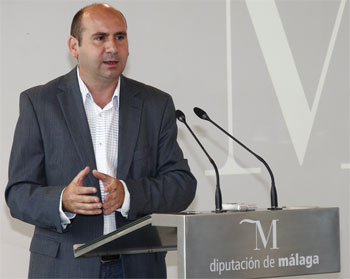 El presidente de la Diputación de Málaga se va a Argentina el día antes del anuncio de dos EREs en la institución
