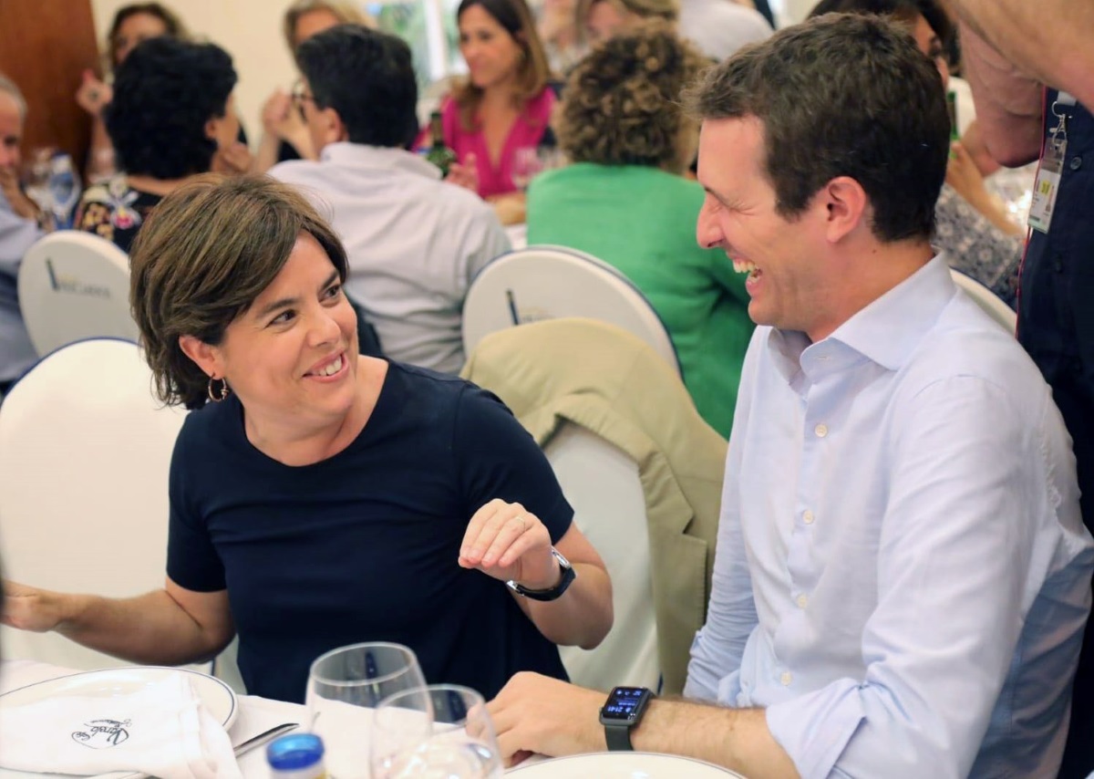 Pablo Casado junto a Soraya Sáenz de Santamaría en la cena del PP