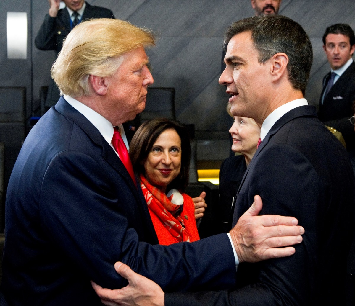 El presidente del Gobierno, Pedro Sánchez (i), conversa con el presidente de los Estados Unidos, Donald J. Trump.