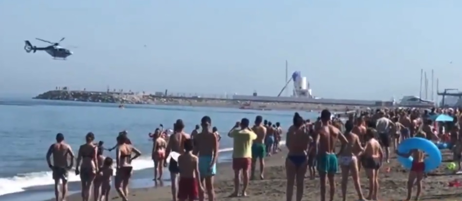 El helicóptero de la Policía Nacional persiguió a la narcolancha hasta la playa