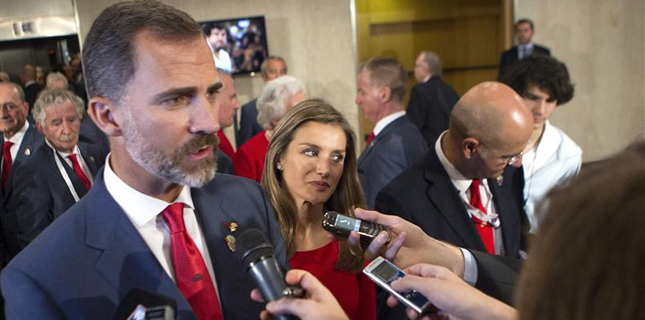 El vídeo en el que Letizia Ortiz manda callar a los dirigentes del PP y el discurso en inglés de Botella encienden internet 