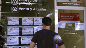 Un ciudadano observa las ofertas de venta y alquiler de viviendas